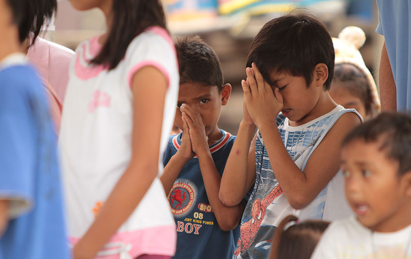 children praying