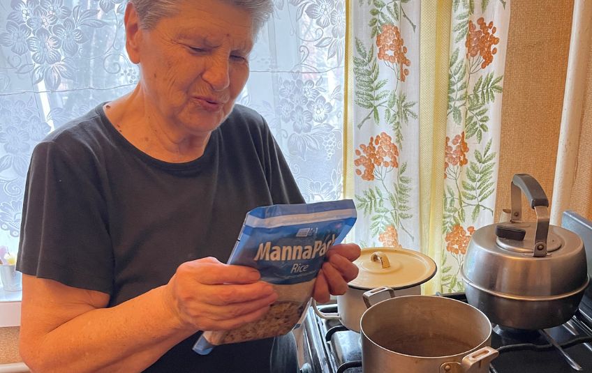 Tetiana reviewing a bag of MannaPack. 