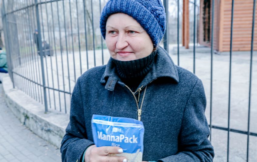 woman in ukraine holding MannaPack meal