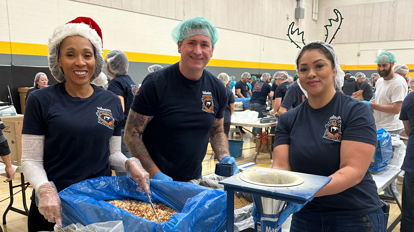 Volunteers packing meals at an FMSC event in Arizona